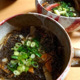 鶏皮の湯がき汁 もずくスープ